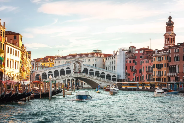 Ponte di Rialto (Rialto Bridge) in Venezia, Veneto, Italy