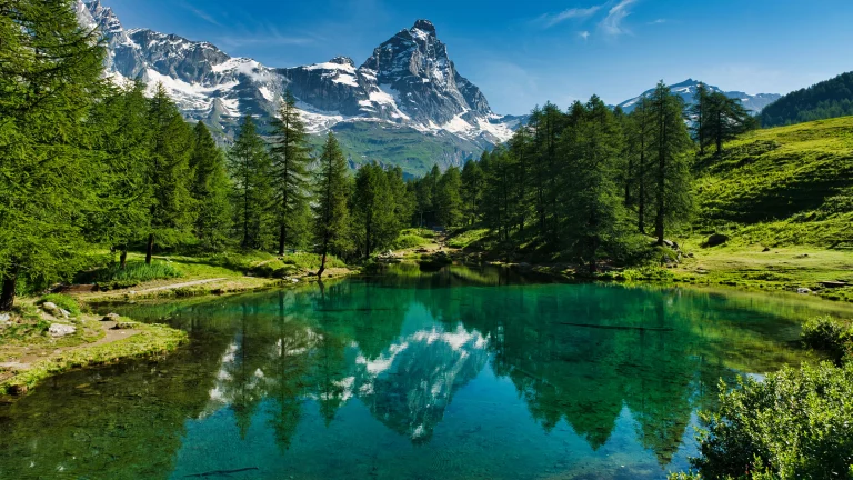 The blue lake and the Matterhorn